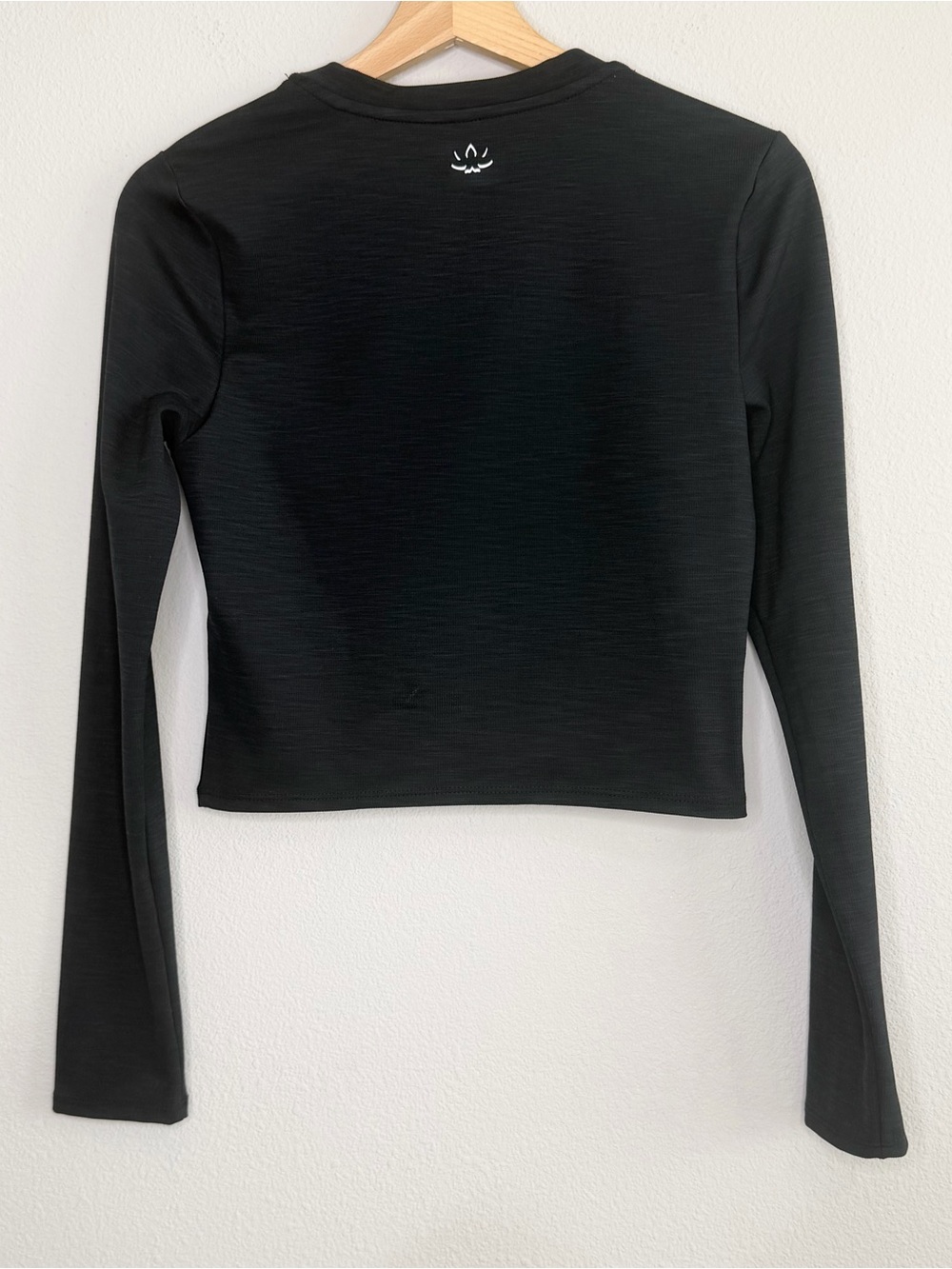 Beyond Yoga Center Stage Cropped Long Sleeve Top Size Small - Picture 2 of 4